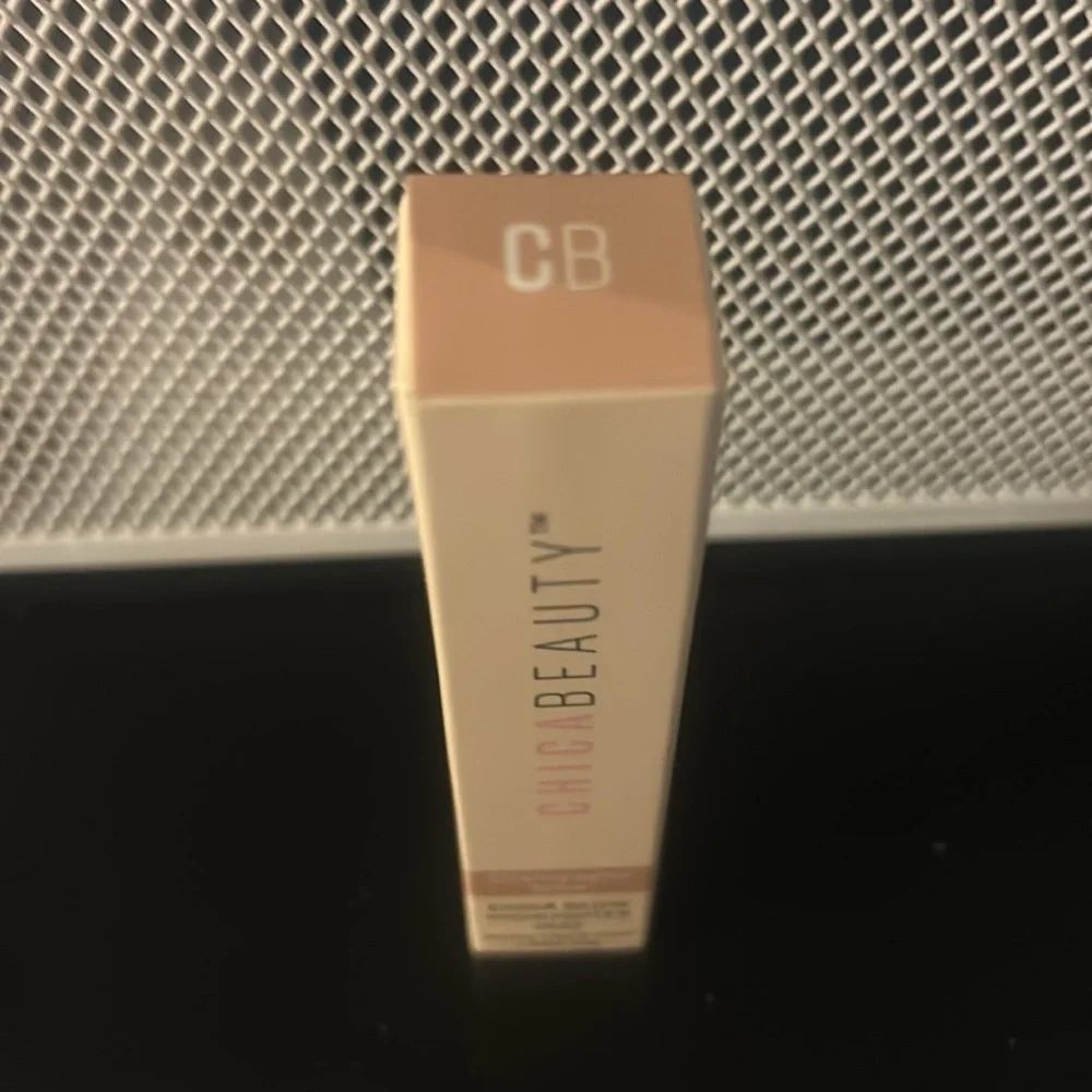 ChicaBeauty Champagne Glow Highlighter in CB